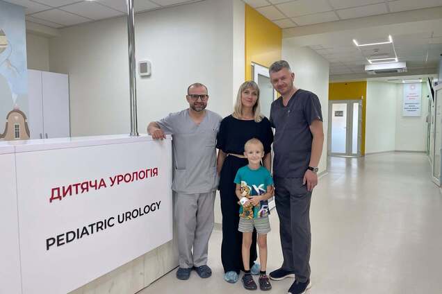'Про хворобу сина батьки дізналися випадково':  у Львові робот-хірург з ШІ провів складну операцію на нирці 8-річному хлопчику. Фото