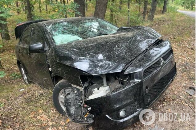 Под Киевом легковой автомобиль на скорости врезался в дерево: пострадали четверо человек. Подробности ДТП и фото