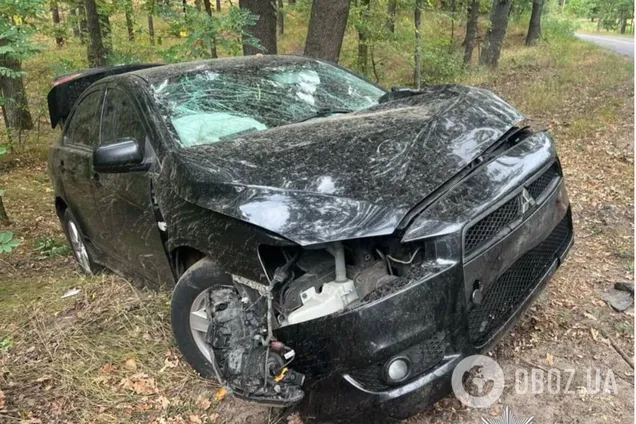 Под Киевом легковой автомобиль на скорости врезался в дерево: пострадали четверо человек. Подробности ДТП и фото