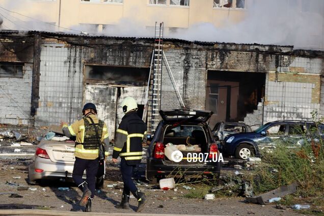 Сгоревшие автомобили и высокий столб дыма: последствия атаки РФ на Киев в Подольском районе. Фото и видео