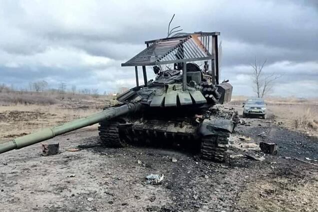 Cтав одноразовим таксі для ворога: ЗСУ знищили покинутий російський танк FPV-дронами. Відео