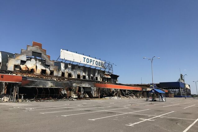 Згорілий 'Епіцентр' після російських обстрілів у лютому 2022 року на околиці Чернігова. Літо, 2022-й рік