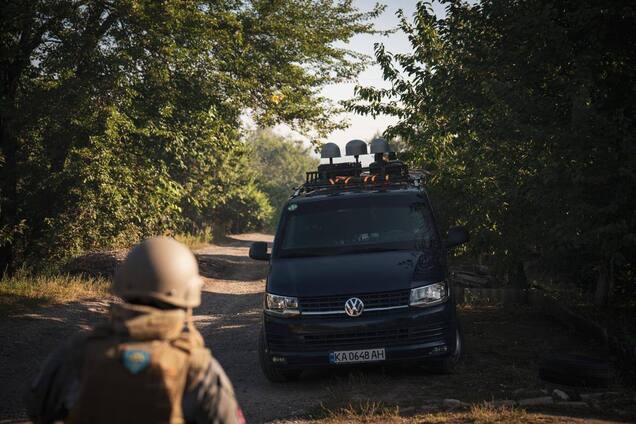 FPV над дорогами й евакуація під обстрілами: як цивільних вивозять із Донеччини