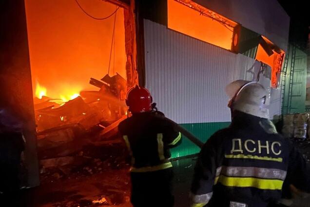 Есть повреждения, возник пожар: в ГСЧС рассказали о последствиях российского нападения на Киевскую область