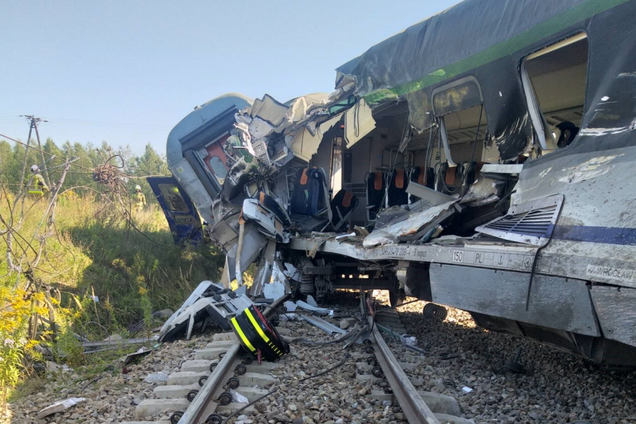 В Польше поезд протаранил грузовик и сошел с рельсов: есть погибший и 20 пострадавших. Фото